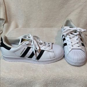 Adidas superstar black and white sz 6 like new